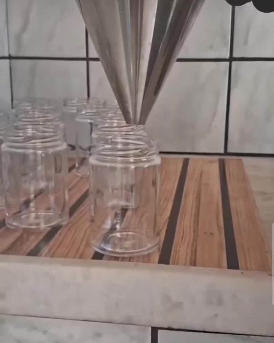 Potes esterilizados prontos para receber o doce