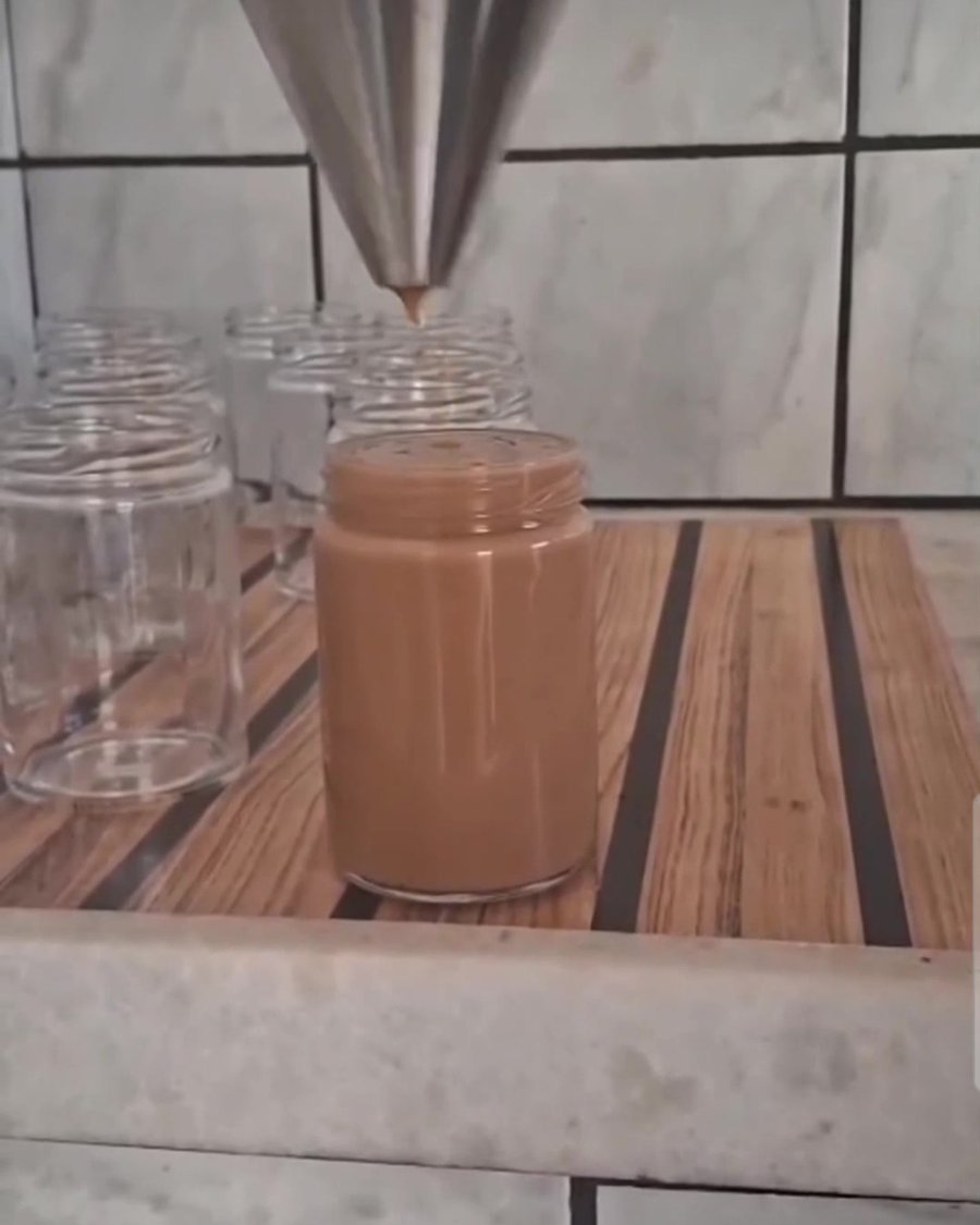 Doce de leite sendo despejado no pote