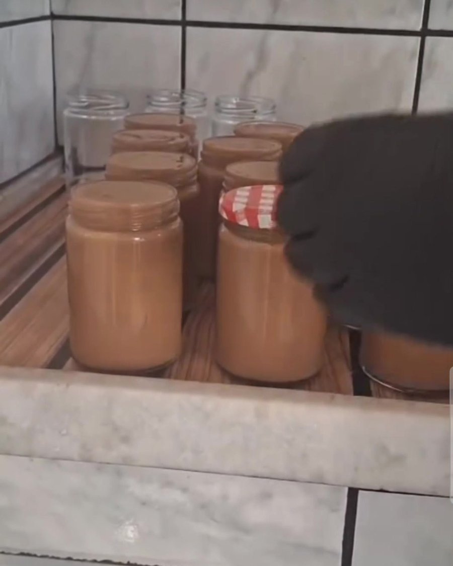 Potes cheios sendo organizados