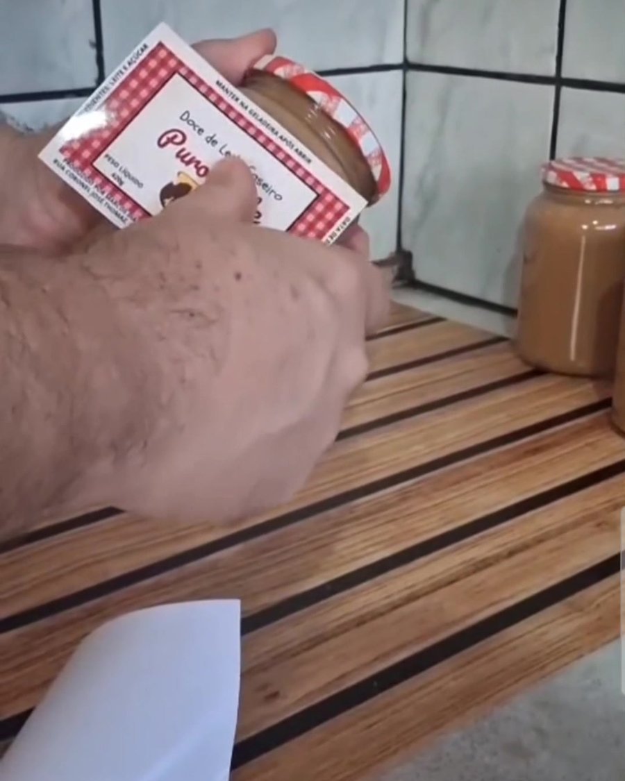 Rótulo Puro Leite sendo aplicado no pote
