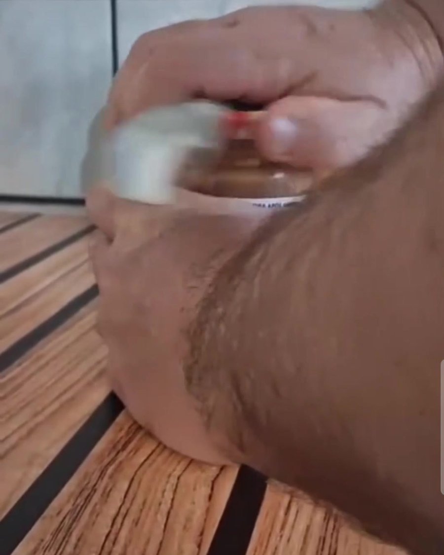 Fechando a tampa do pote com capricho